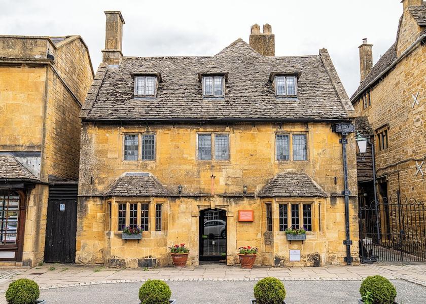 England Broadway Restaurant