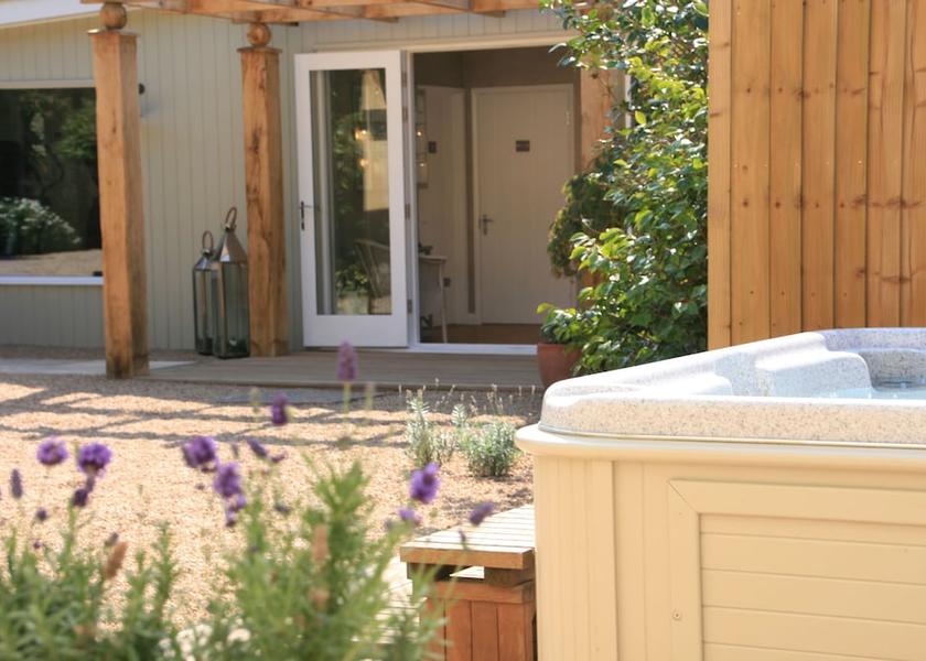  St. Helier Outdoor spa tub
