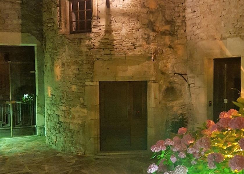 Occitanie Meyronne Courtyard