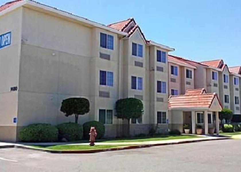 California Dixon Exterior Detail