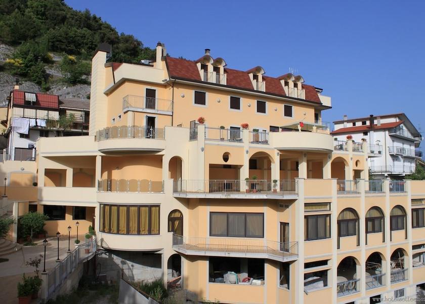 Basilicata Castelluccio Superiore Facade