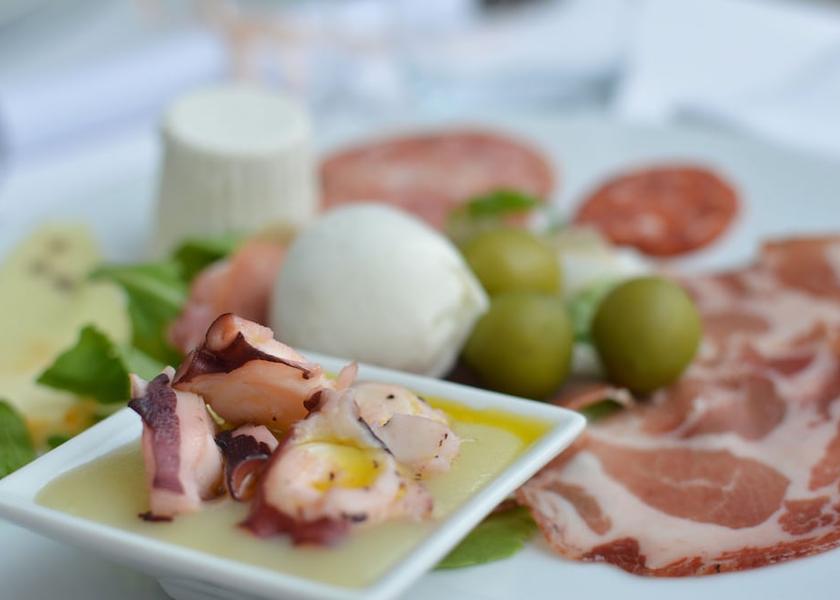 Campania Mondragone Restaurant