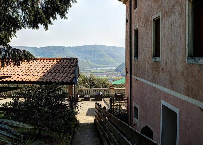 Veneto Arcugnano Lake view