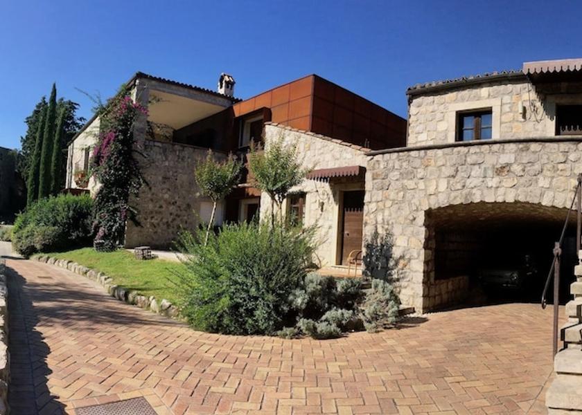 Campania Telese Exterior Detail