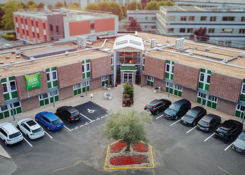 Ile-de-France Lisses Exterior Detail