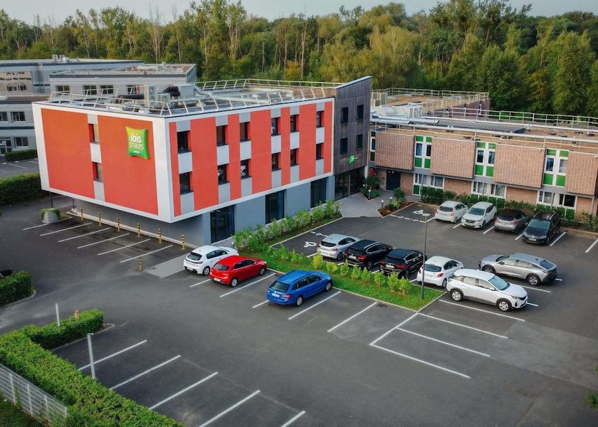 Ile-de-France Lisses Exterior Detail