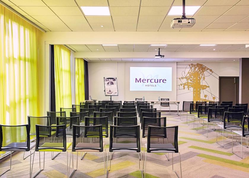 Ile-de-France Les Ulis Meeting Room