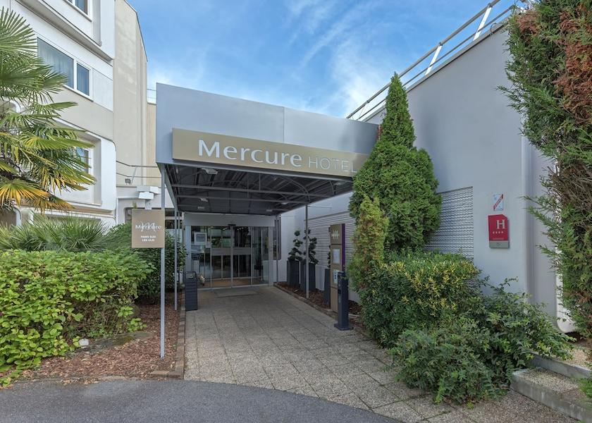 Ile-de-France Les Ulis Courtyard