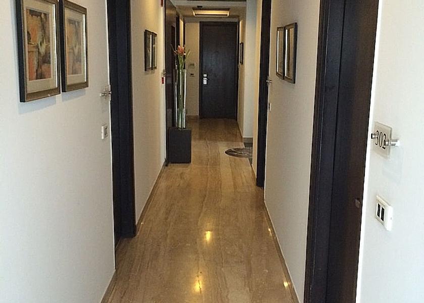 Delhi Delhi Hallway