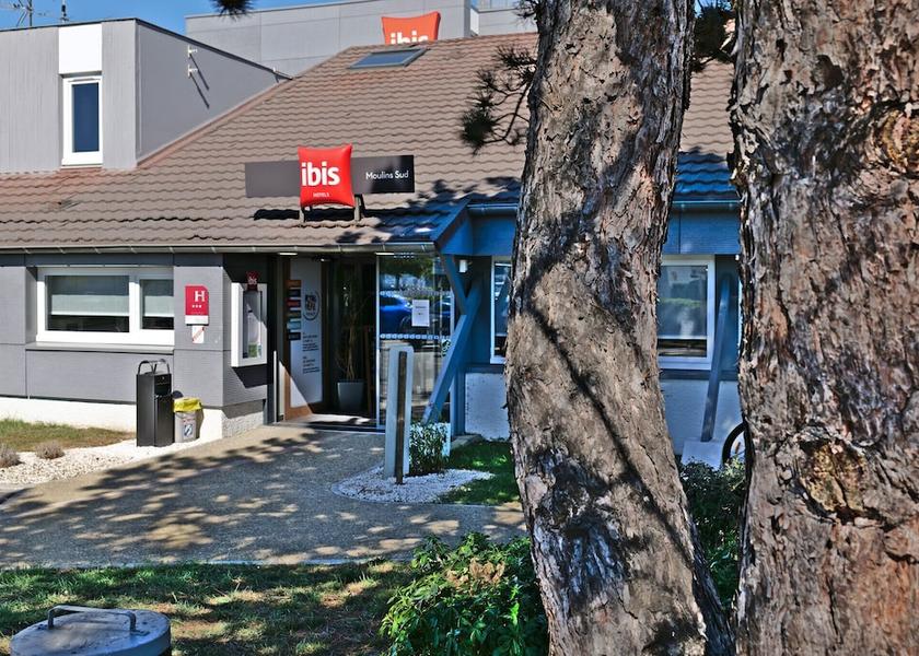 Auvergne-Rhone-Alpes Moulins Facade