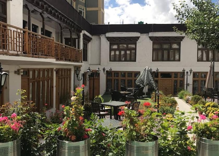 Ladakh Leh hotel room and inner xez x