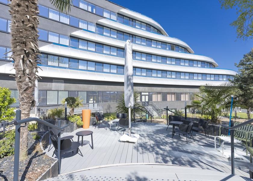 Nouvelle-Aquitaine Chasseneuil-du-Poitou Pool Side Bar