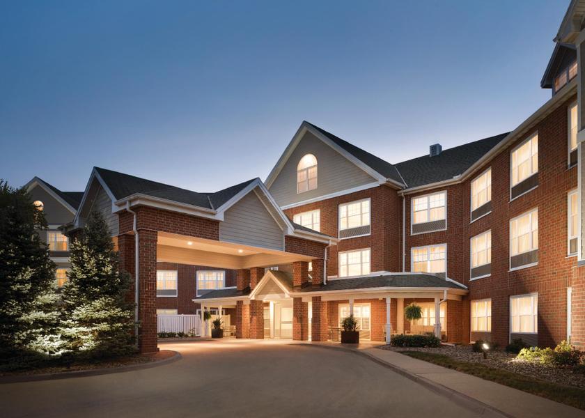 Iowa Clive Hotel Exterior