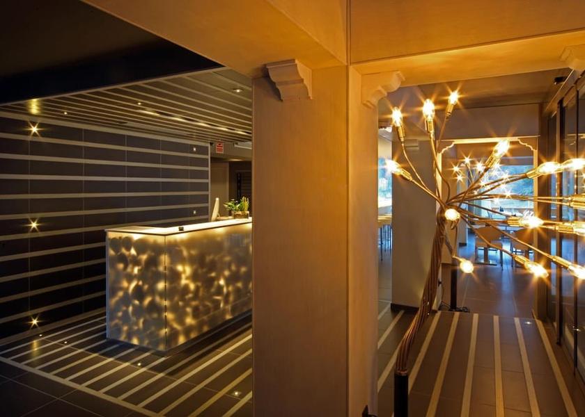  El Serrat Lobby
