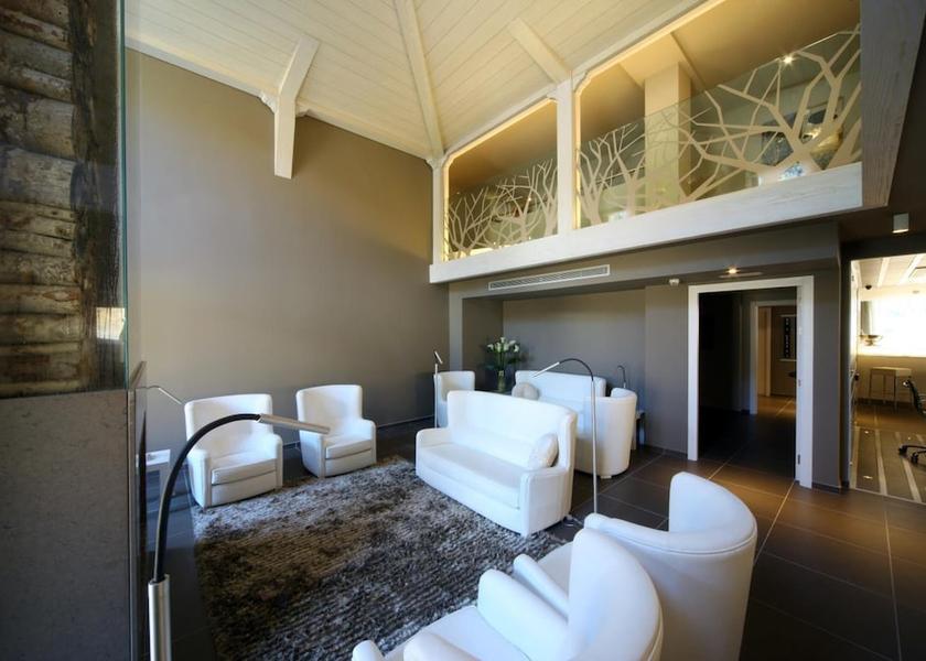  El Serrat Lobby