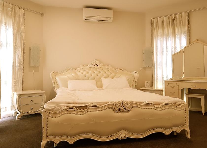 Victoria Melbourne Room