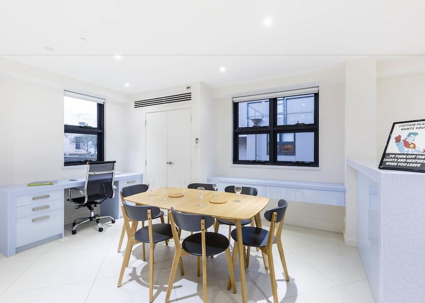 Victoria Port Melbourne In-Room Dining