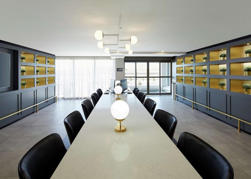 Quebec Dorval Business center
