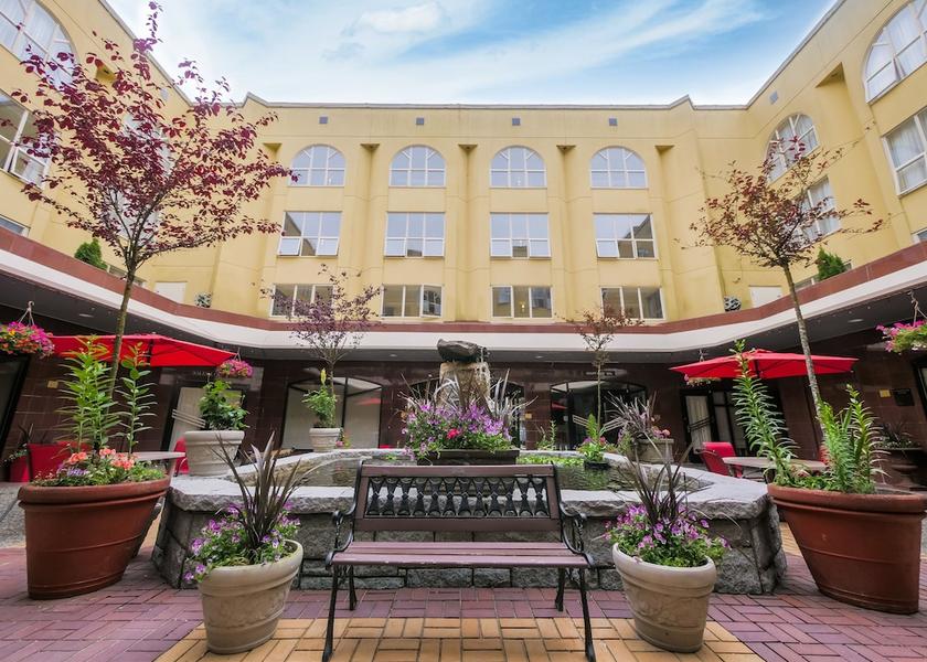 British Columbia Harrison Hot Springs Courtyard