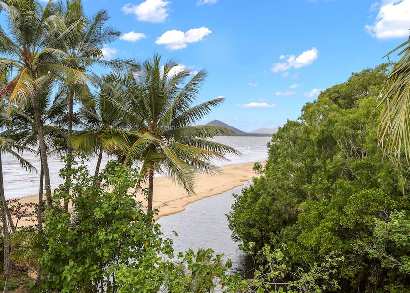 Queensland Cairns Beach/ocean view