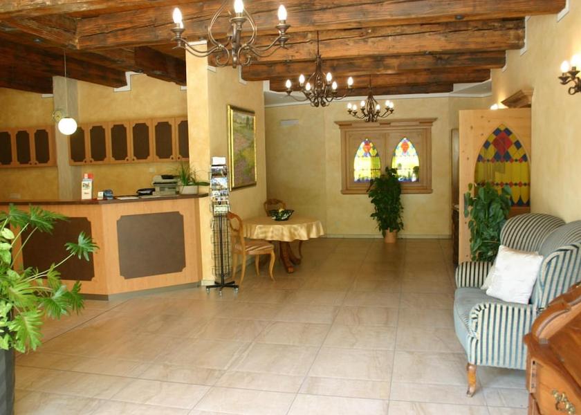Saxony Meissen Lobby