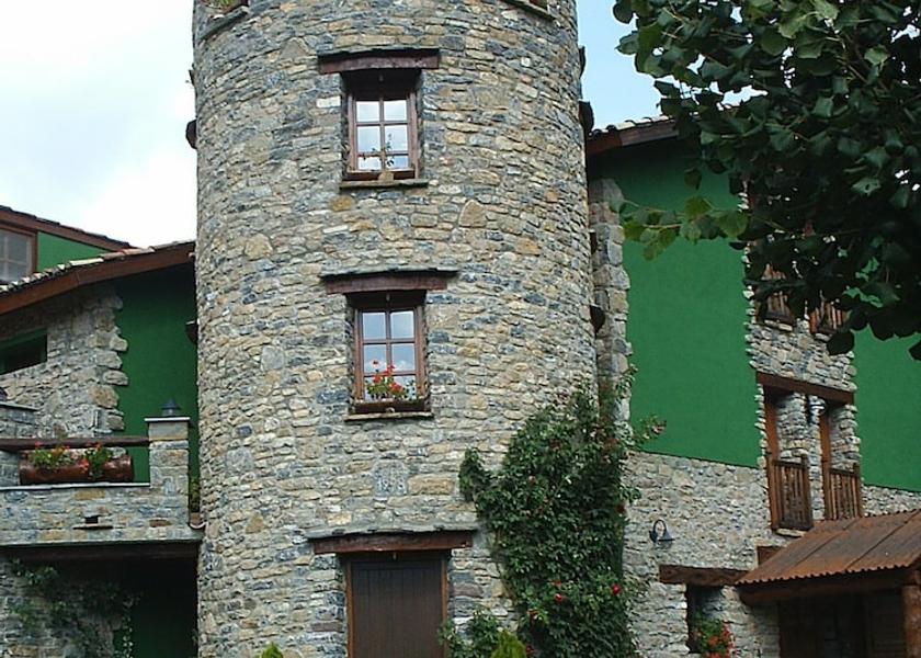 Catalonia Sort Facade