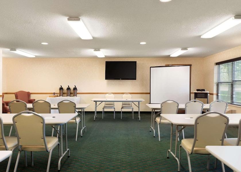 Iowa Mason City Meeting Room