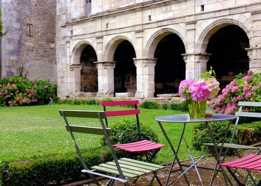 Nouvelle-Aquitaine Azay-le-Brule Courtyard
