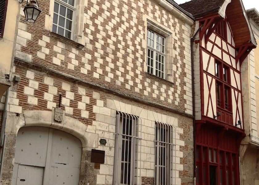 Grand Est Troyes Entrance