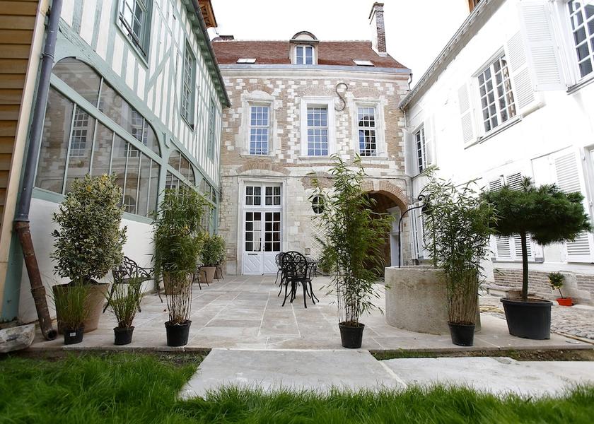 Grand Est Troyes Courtyard