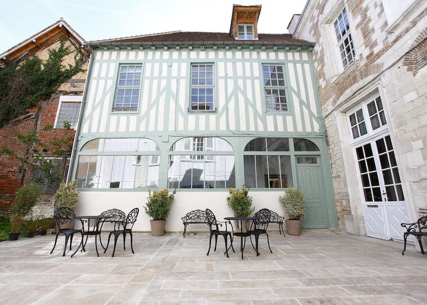 Grand Est Troyes Terrace/patio