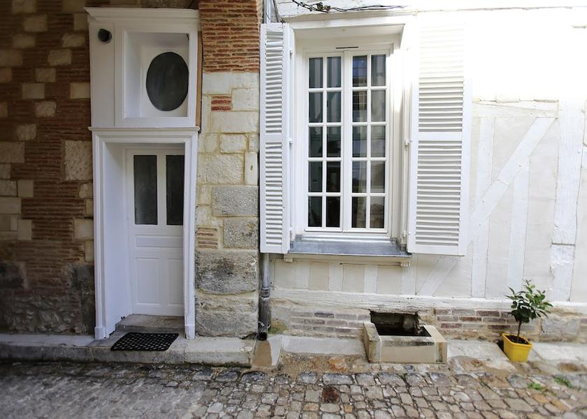 Grand Est Troyes Property entrance