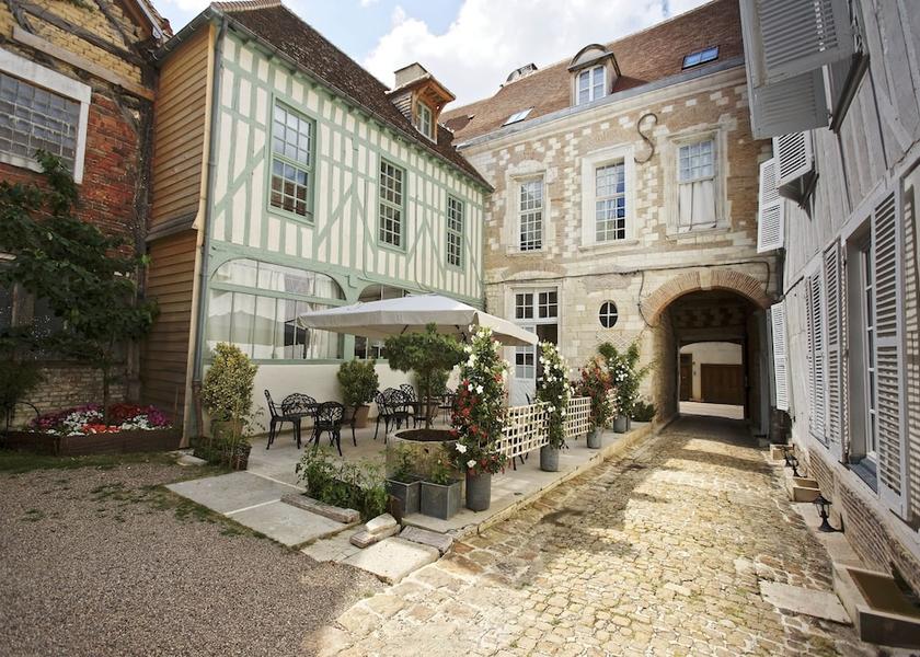 Grand Est Troyes Courtyard