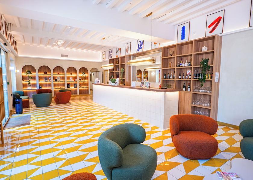 Bourgogne-Franche-Comte Beaune Lobby