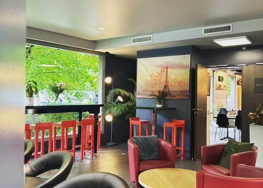 Ile-de-France Roissy-en-France Bar (on property)