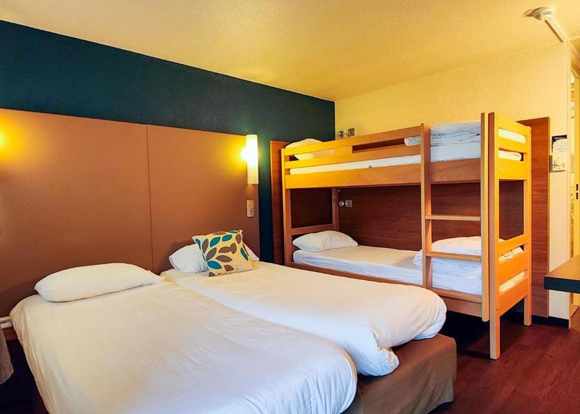 Occitanie Millau Family Room with Three Single Beds and One Bunk Bed