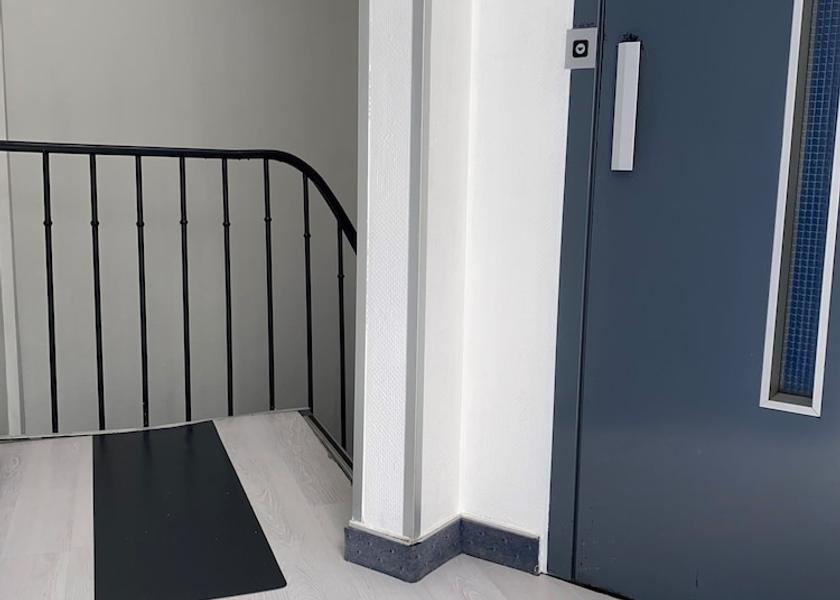 Handrails in hallways