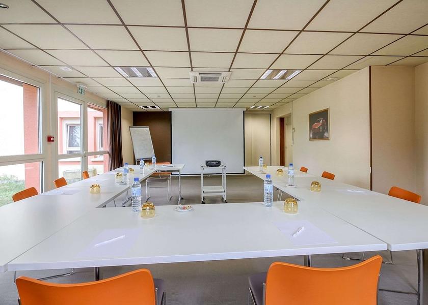 Pays de la Loire Saint-Saturnin Meeting Room