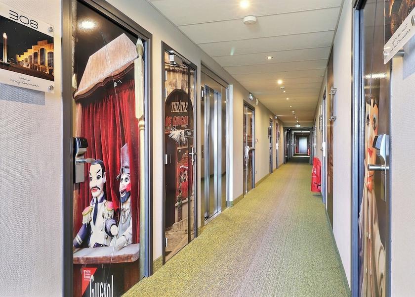 Handrails in hallways