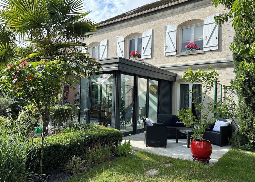 Grand Est Tinqueux Front of property