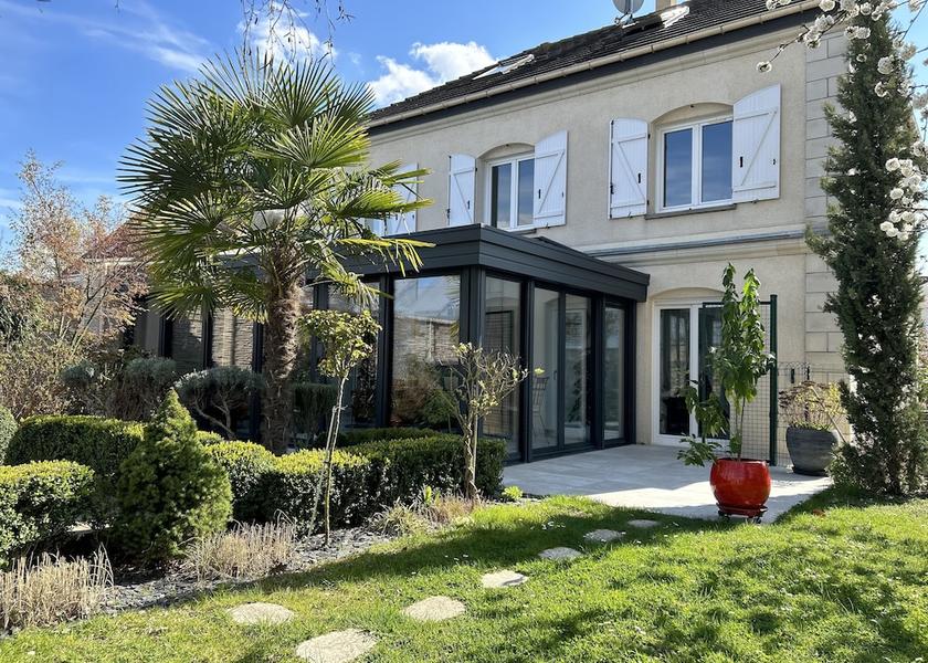 Grand Est Tinqueux Front of property