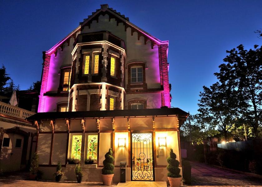Grand Est Epernay Front of property