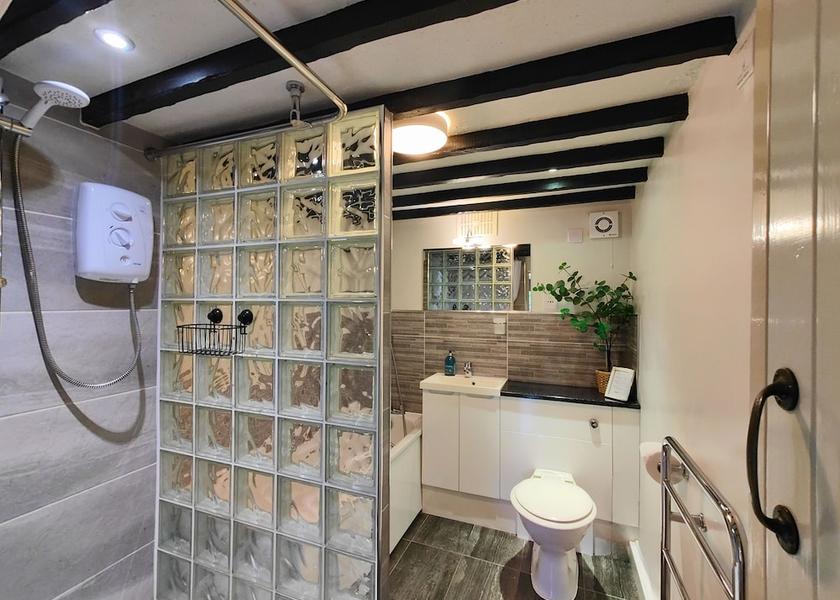 England Shanklin Bathroom