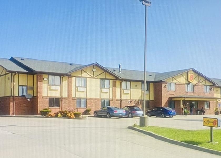 Missouri Warrenton Facade