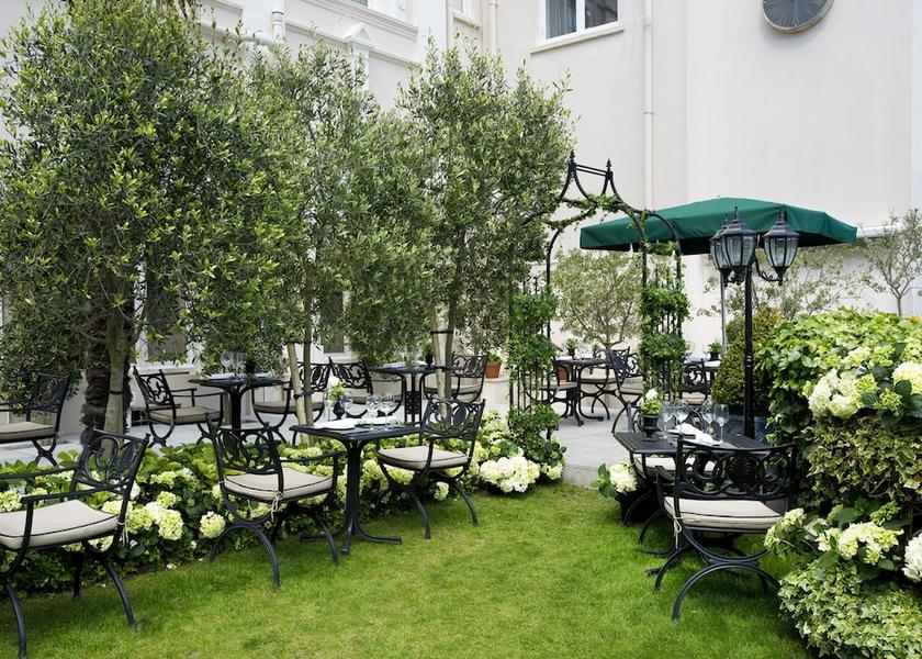 Channel Islands St. Peter Port Outdoor dining