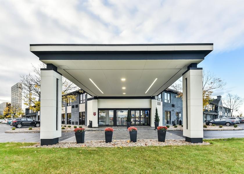 Quebec Pointe Claire Property entrance