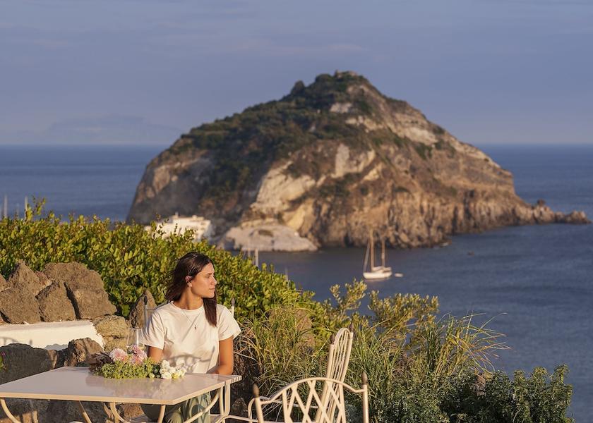 Campania Serrara Fontana Dining Area