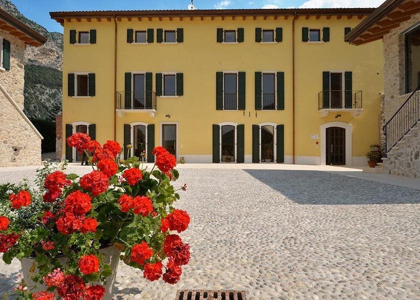Veneto Rivoli Veronese Exterior Detail