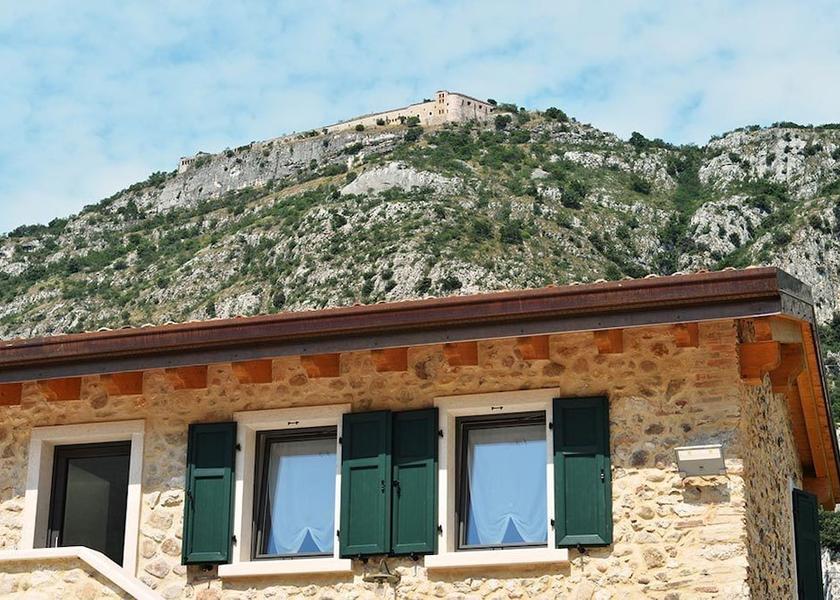 Veneto Rivoli Veronese Mountain View