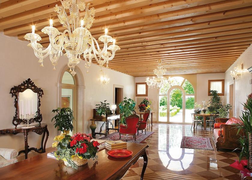 Veneto Montebelluna Interior entrance